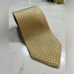 Excellent used condition (EUC) men’s yellow silk necktie by Salvatore Ferragamo.